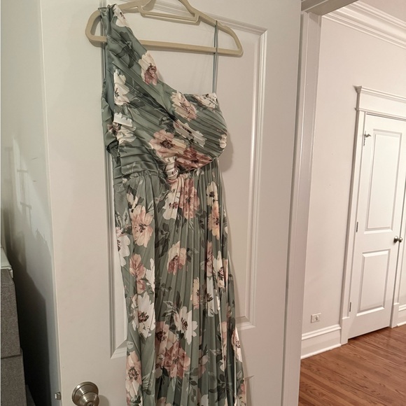 Abercrombie & Fitch Giselle Pleated One-Shoulder Maxi Dress in Green Floral - Picture 2 of 2